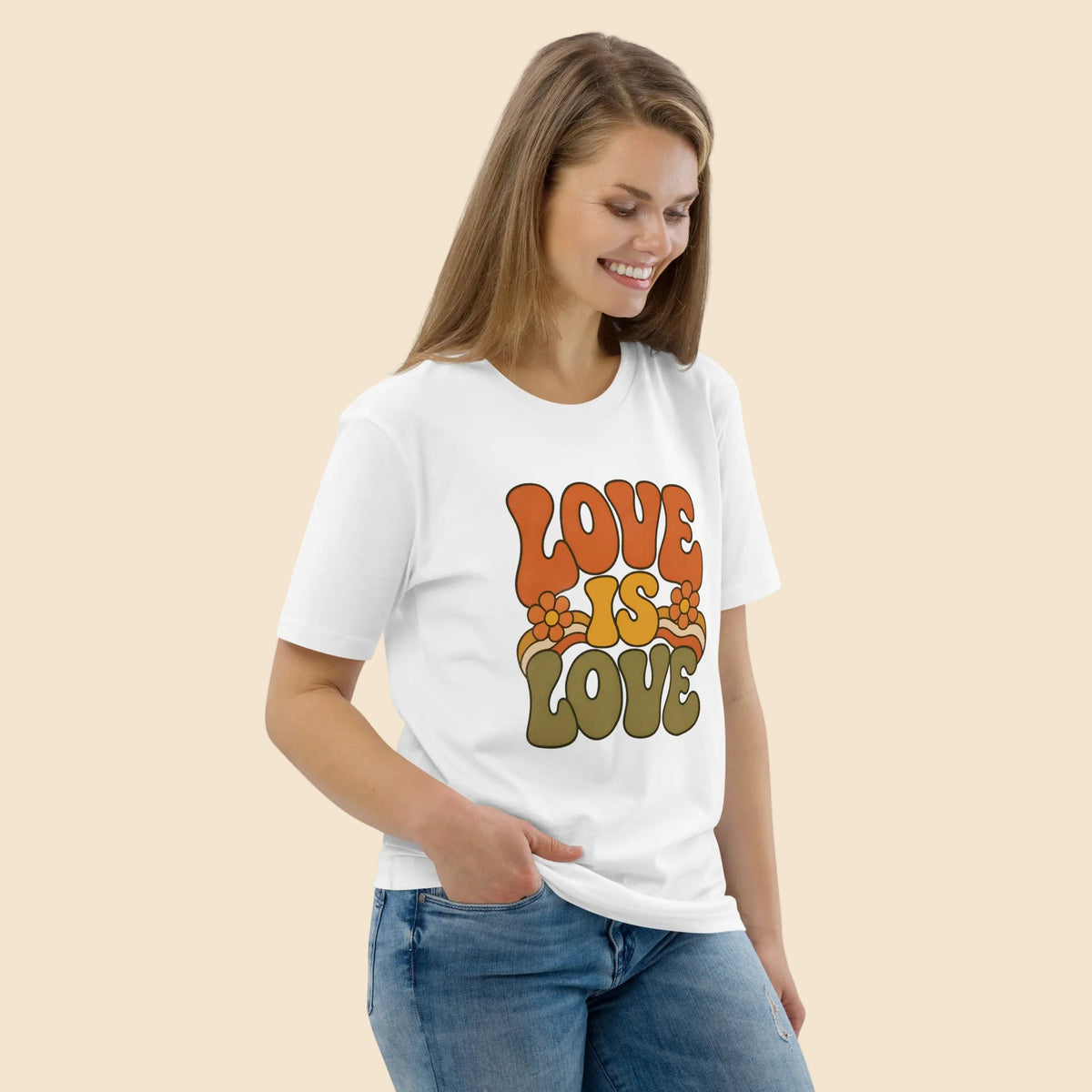 Chica vistiendo camiseta de algodón sostenible con tipografía vintage Love is Love
