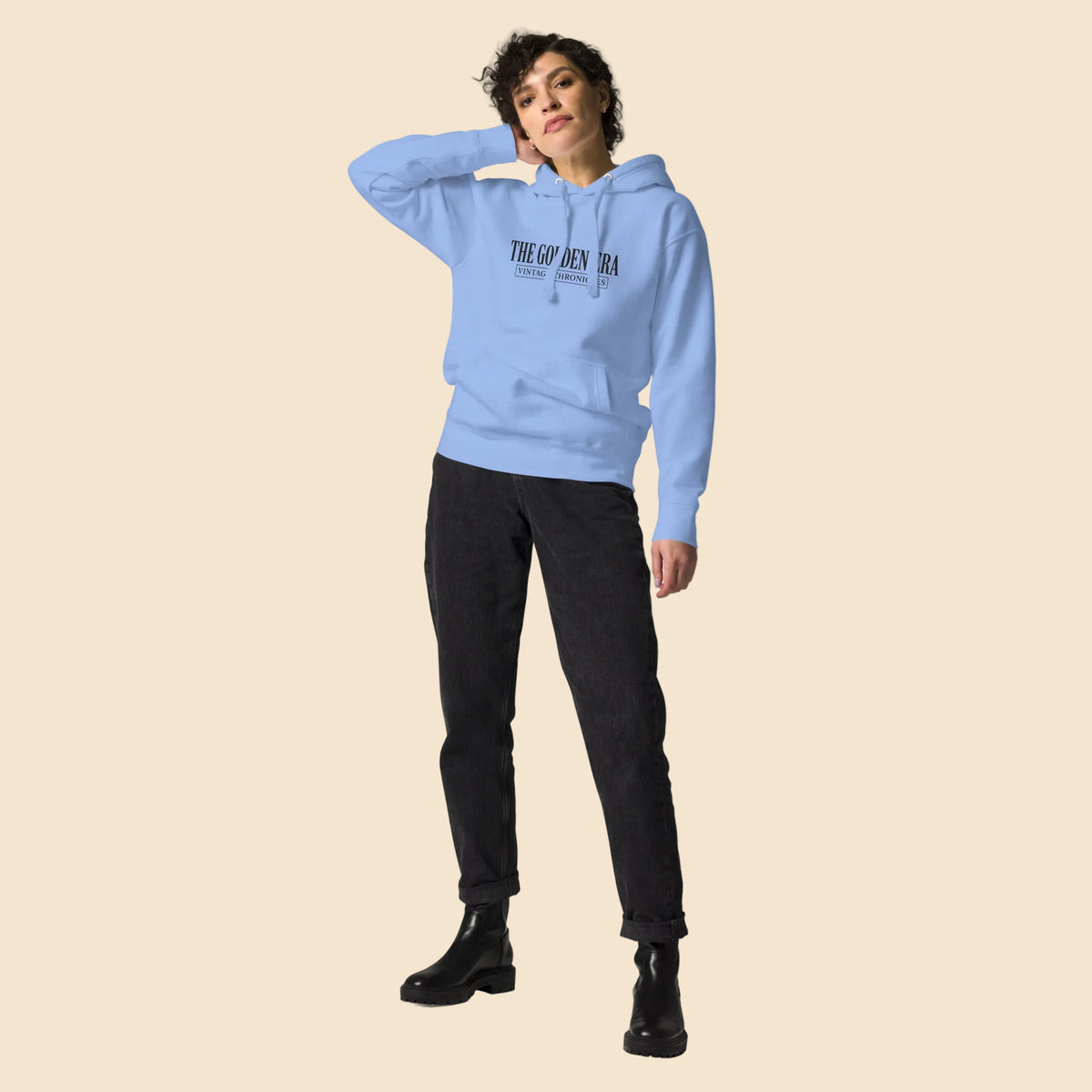 Mujer vistiendo sudadera azul claro de estética retro The Golden Era.