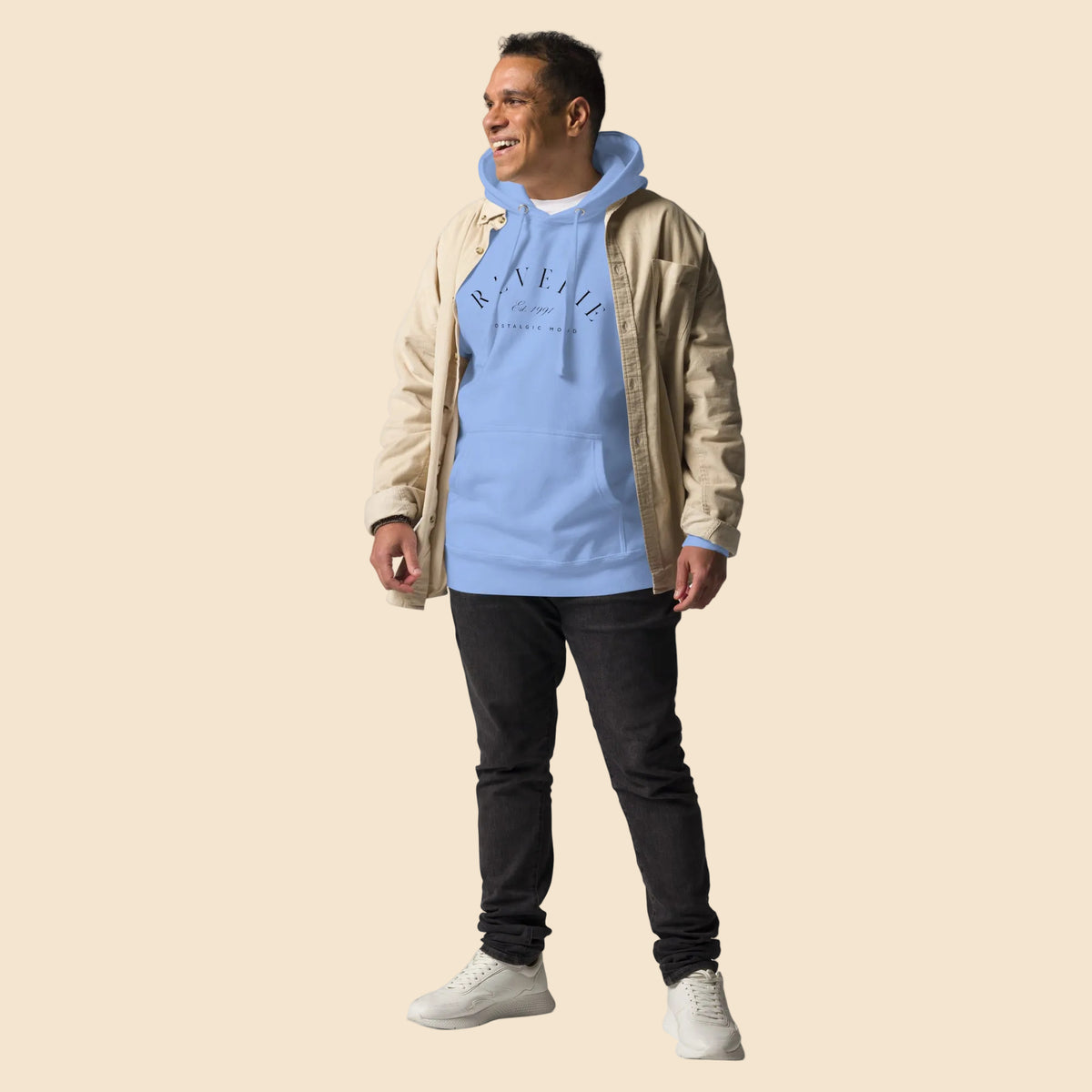  Hombre vistiendo sudadera premium azul bajo chaqueta de entretiempo.