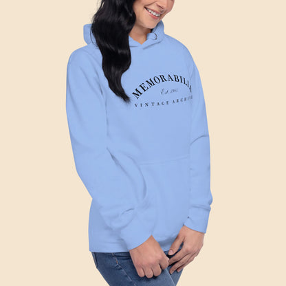Mujer vistiendo sudadera azul claro de estética retro Memorabilia.