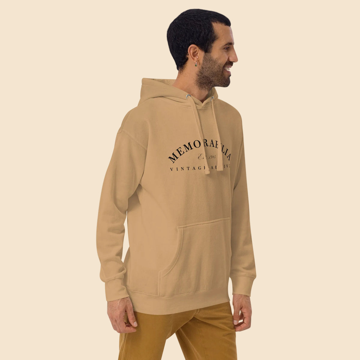 Hombre luciendo sudadera premium color kaki con tipografía de archivo vintage.