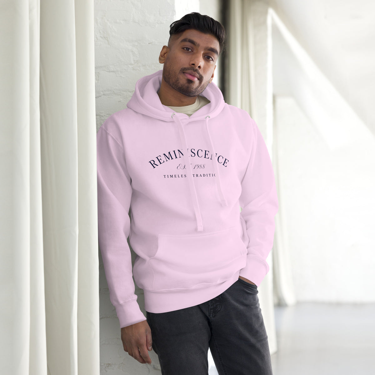 Modelo masculino con sudadera rosa pastel de estética retro minimalista.
