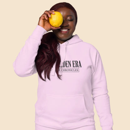 Modelo femenina con sudadera rosa de alta gama y diseño editorial vintage.
