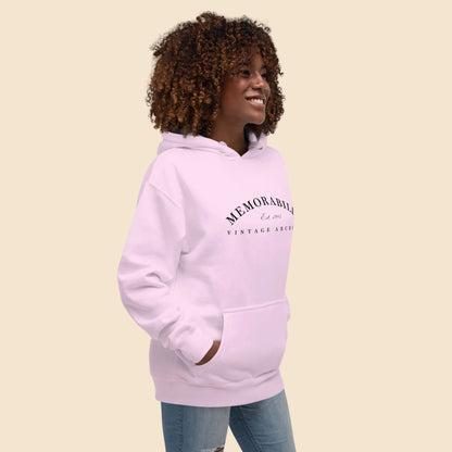 Mujer con sudadera rosa pastel de alta gama y diseño clásico de los años 90.