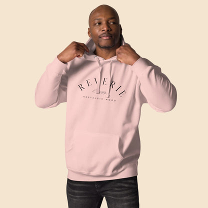  Hombre luciendo sudadera rosa pastel de alta gama con tipografía clásica.
