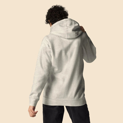 Hombre de espaldas luciendo sudadera color avena, mostrando el ajuste de la capucha premium.
