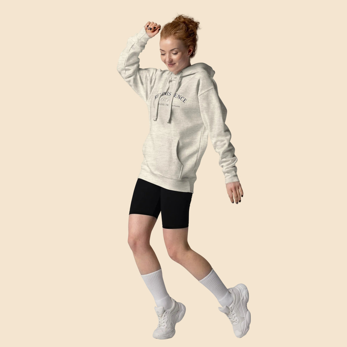 Mujer vistiendo sudadera premium  de estilo vintage.