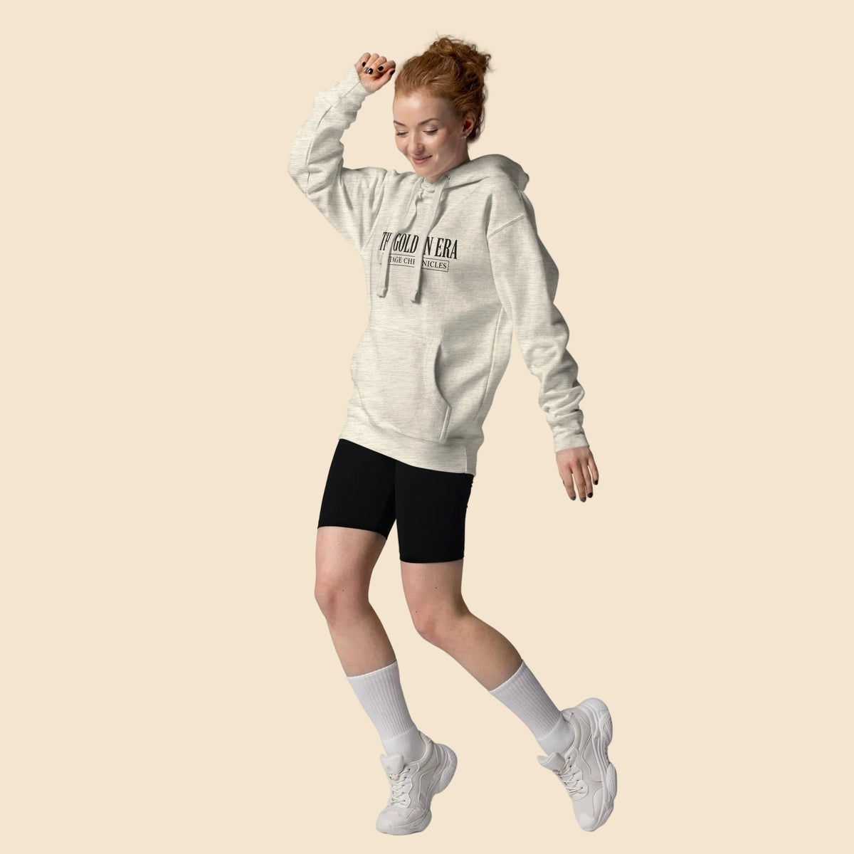 Mujer sentada luciendo sudadera de estilo clásico minimalista.
