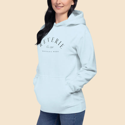 Mujer con sudadera azul claro de estilo vintage y diseño retro Reverie.