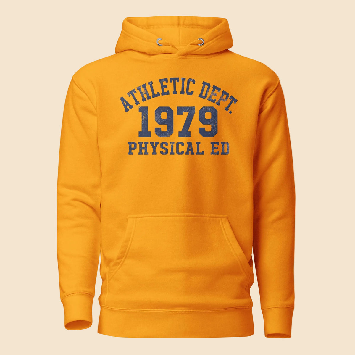 Sudadera con capucha premium color mostaza con diseño universitario Athletic Dept 1979.
