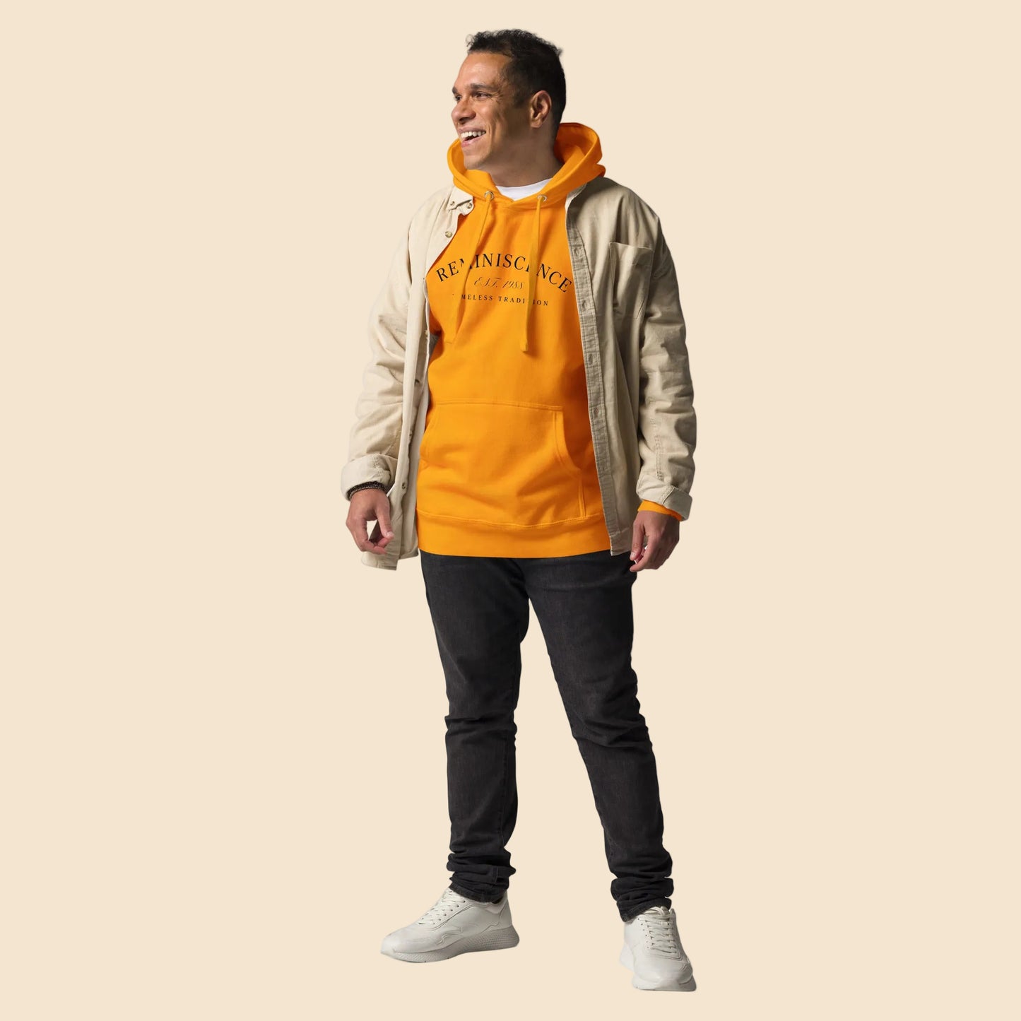 Hombre luciendo sudadera premium mostaza con tipografía clásica.