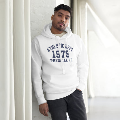 Modelo masculino con sudadera blanca de alta gama y diseño colegial de los años 70.