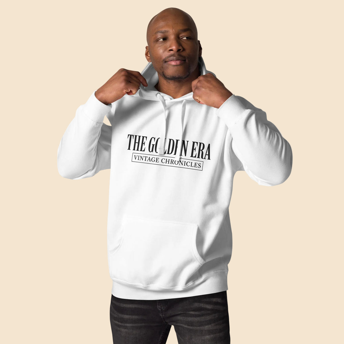  Hombre ajustando la capucha de su sudadera blanca premium de estética vintage.