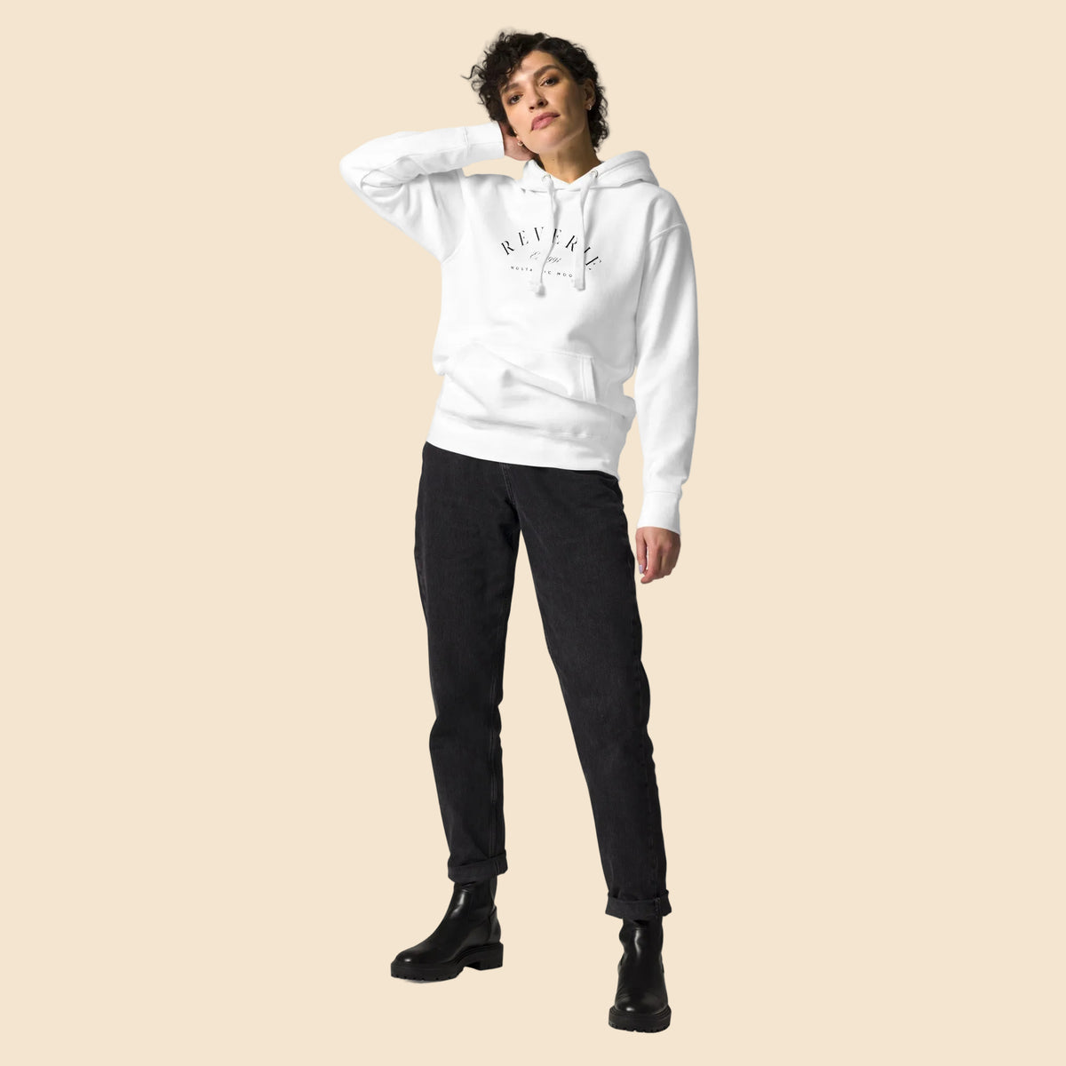 Modelo  de pie luciendo sudadera blanca premium de estética elegante.
