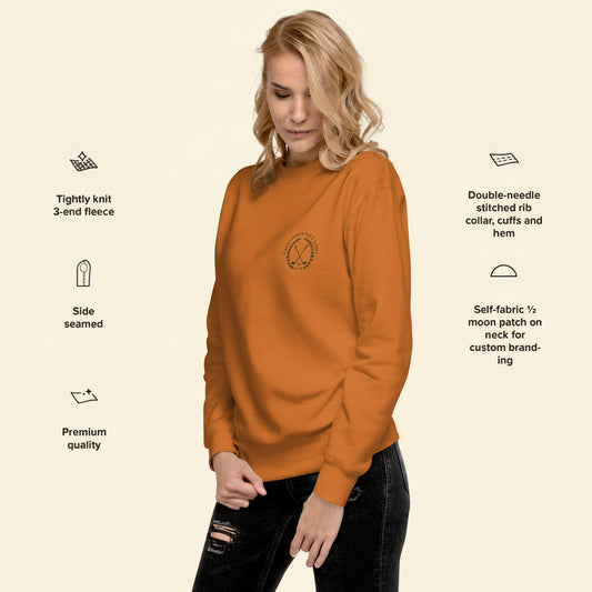  Mujer luciendo sudadera premium color caqui de estilo country club vintage.