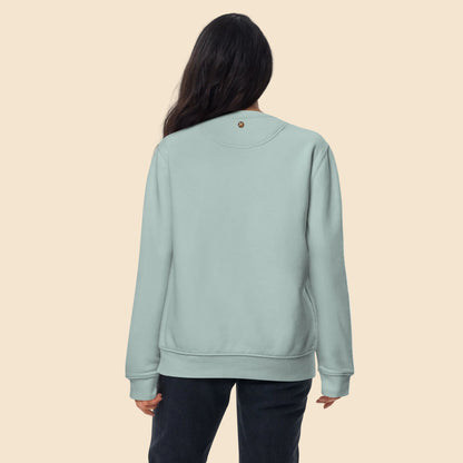 Mujer de espaldas luciendo sudadera de cuello redondo color agave de alta gama.