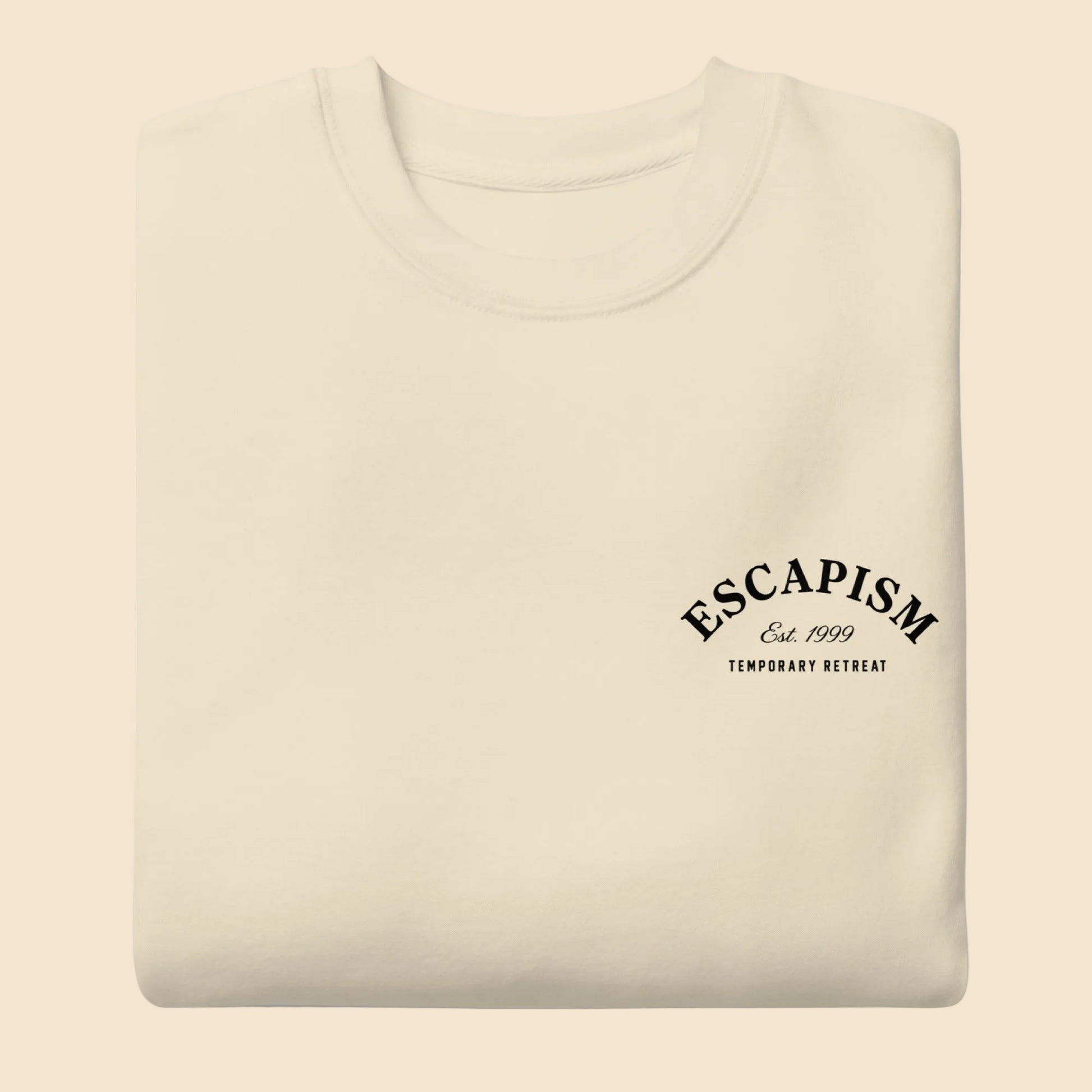 Detalle frontal de sudadera color hueso premium sin capucha.