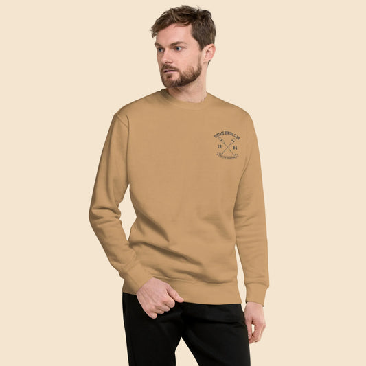Hombre vistiendo sudadera premium color caqui de estilo náutico clásico.