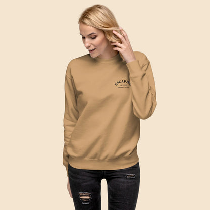 Mujer vistiendo sudadera premium color caqui de estilo clásico.
