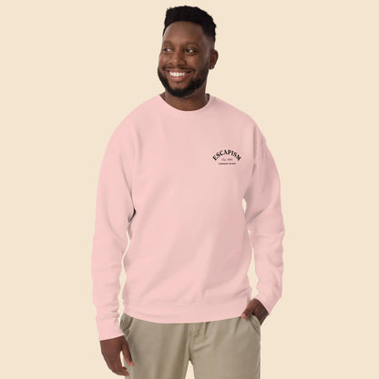 Hombre con sudadera premium rosa claro y diseño sutil en el pecho.