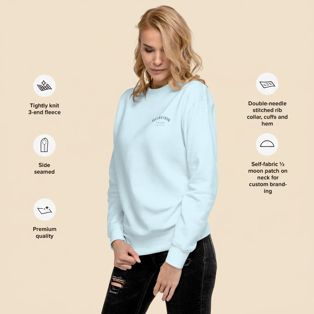 Mujer luciendo sudadera azul claro de cuello redondo estilo retro.