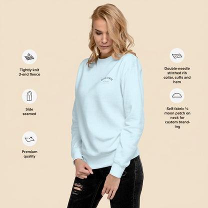 Mujer luciendo sudadera azul claro de cuello redondo estilo retro.