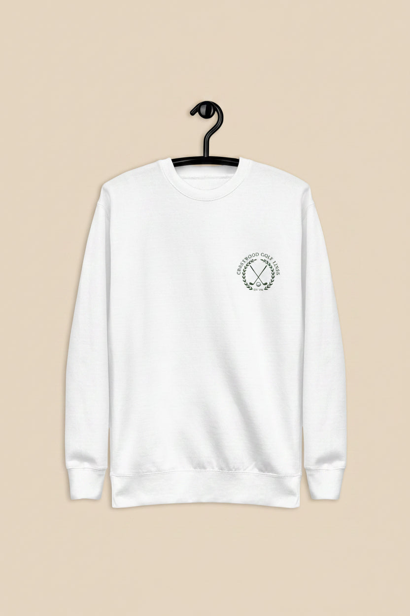 Sudadera blanca de cuello redondo de alta gama con emblema de club de golf en el pecho.