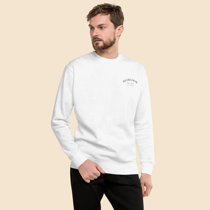 Hombre luciendo sudadera blanca de alta calidad con diseño sutil en el pecho.
