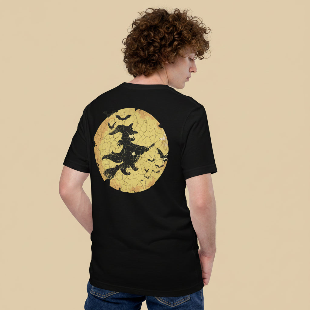 Hombre con camiseta negra vintage de bruja sobre luna cuarteada y murciélagos