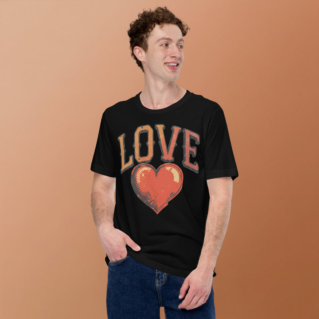 Persona vistiendo camiseta con diseño Love retro inspirado en la moda vintage.