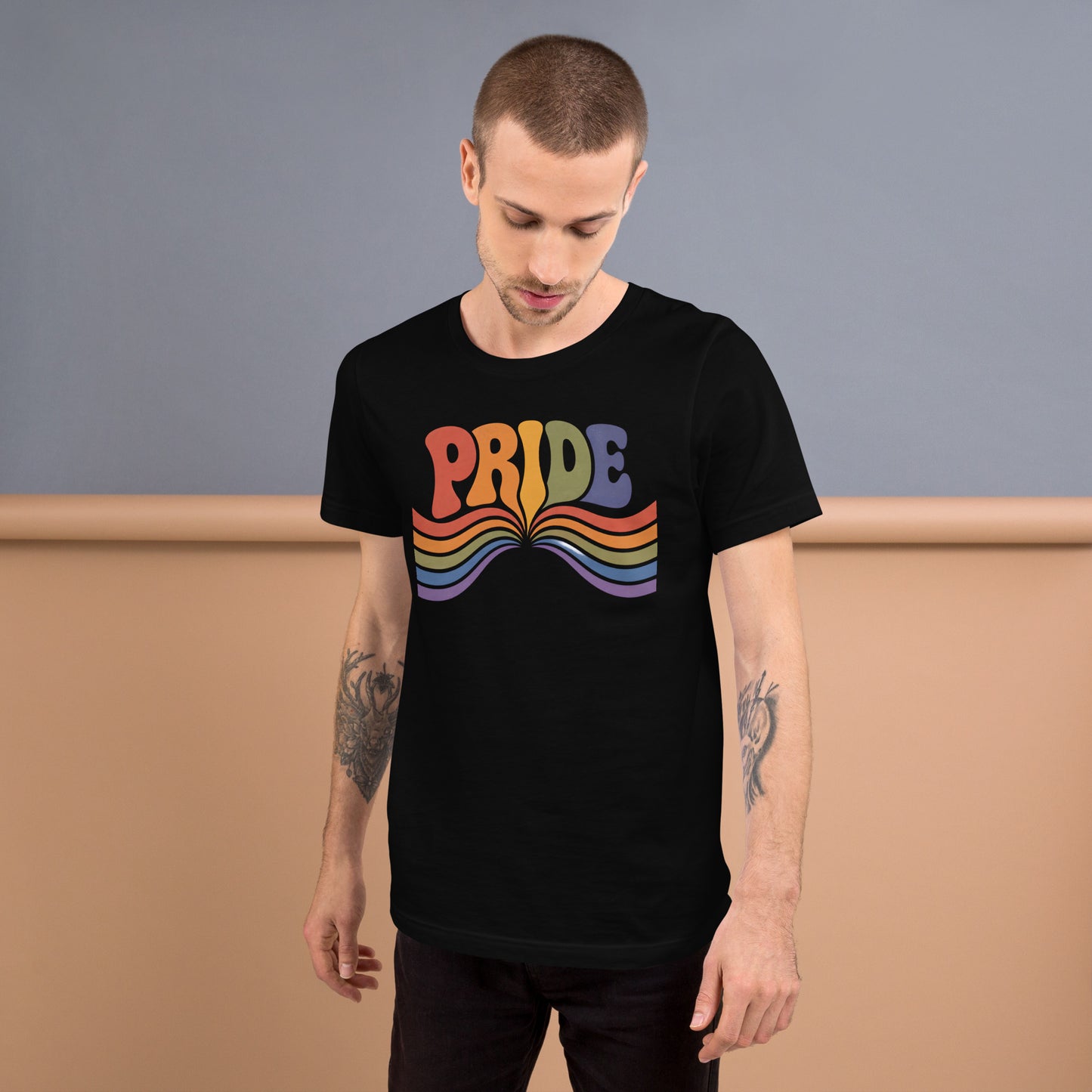 Hombre vistiendo camiseta de manga corta negra con ilustración psicodélica y colores de la bandera arcoíris.