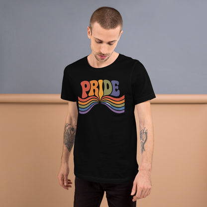 Hombre vistiendo camiseta de manga corta negra con ilustración psicodélica y colores de la bandera arcoíris.