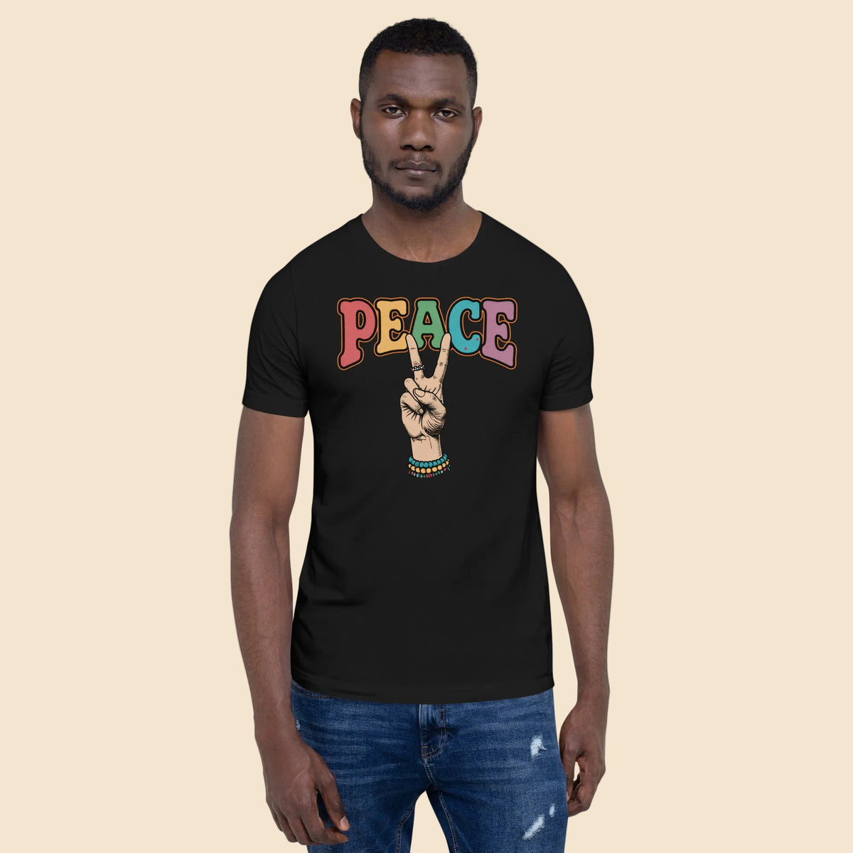 Hombre vistiendo camiseta negra con estampado Peace multicolor y mano con símbolo de la paz estilo retro