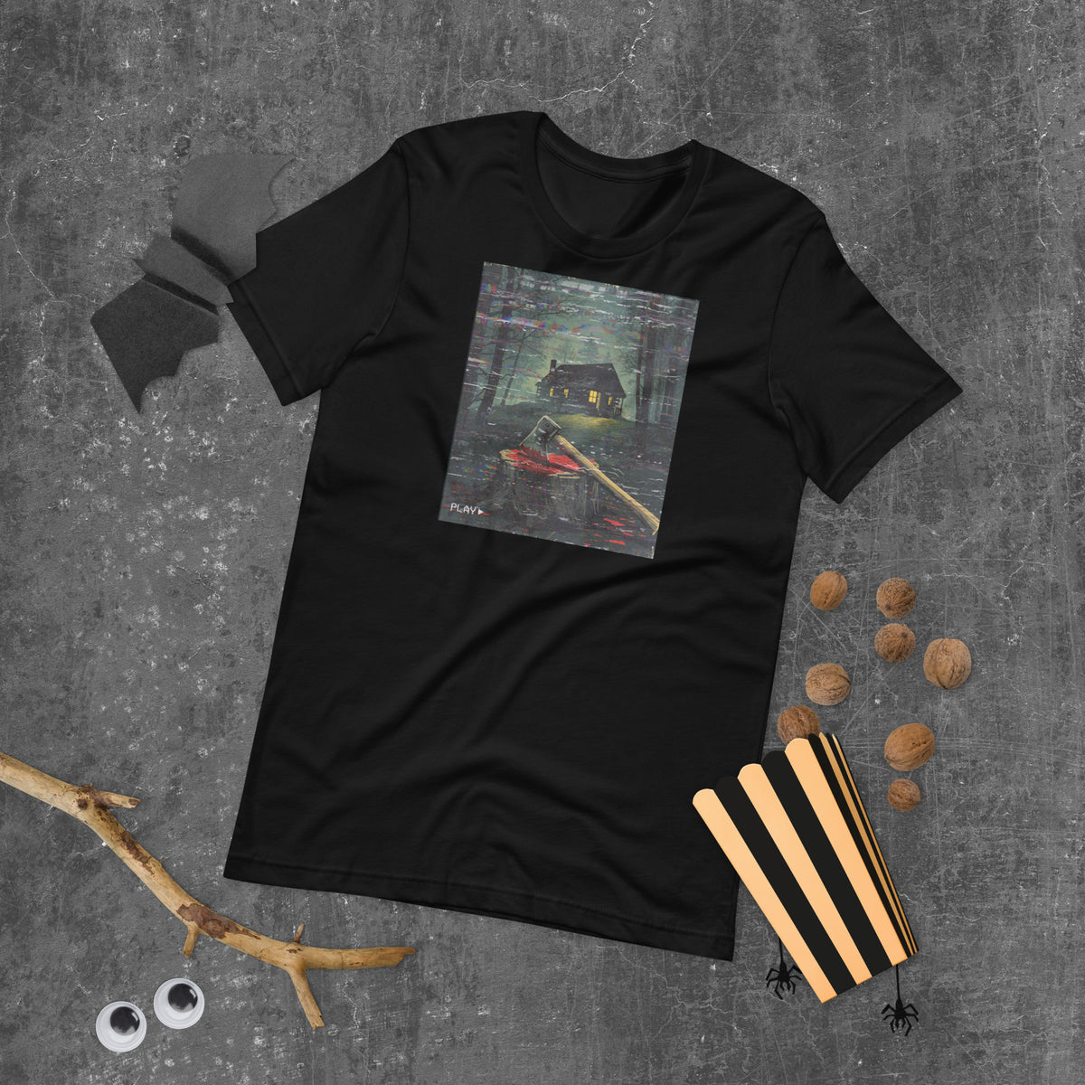 Camiseta negra con diseño de terror inspirado en una cinta VHS con cabaña, hacha y efecto de vídeo retro