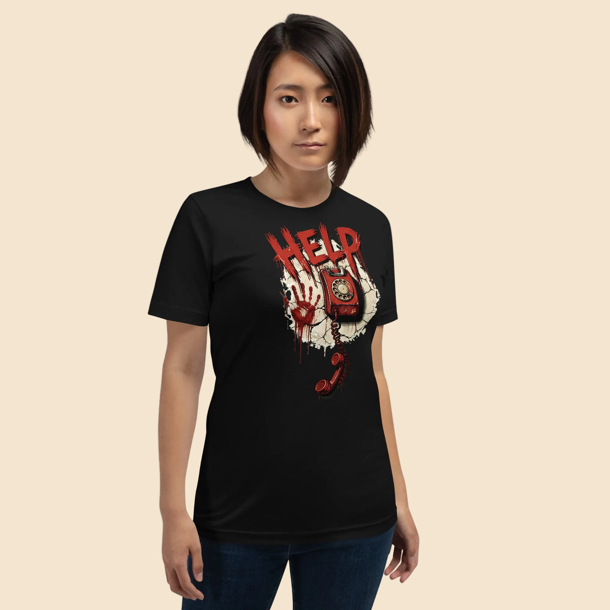 Mujer vistiendo la camiseta negra de estilo slasher retro HELP con estampado de teléfono antiguo de terror
