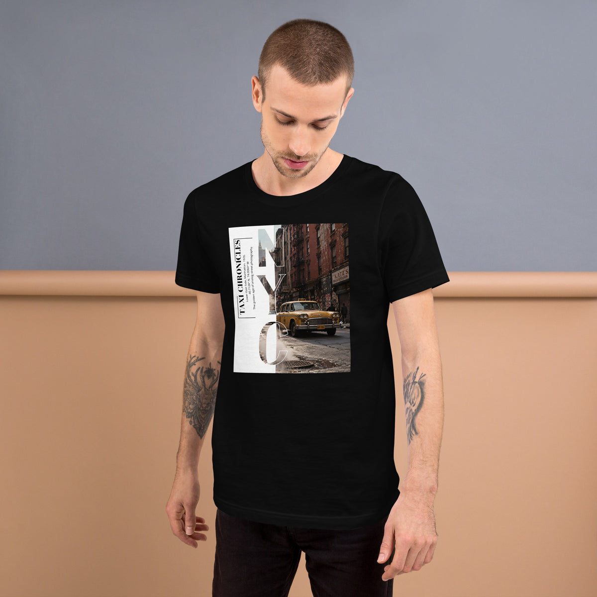 Hombre con camiseta negra Taxi Chronicles inspirada en Nueva York de los años 70