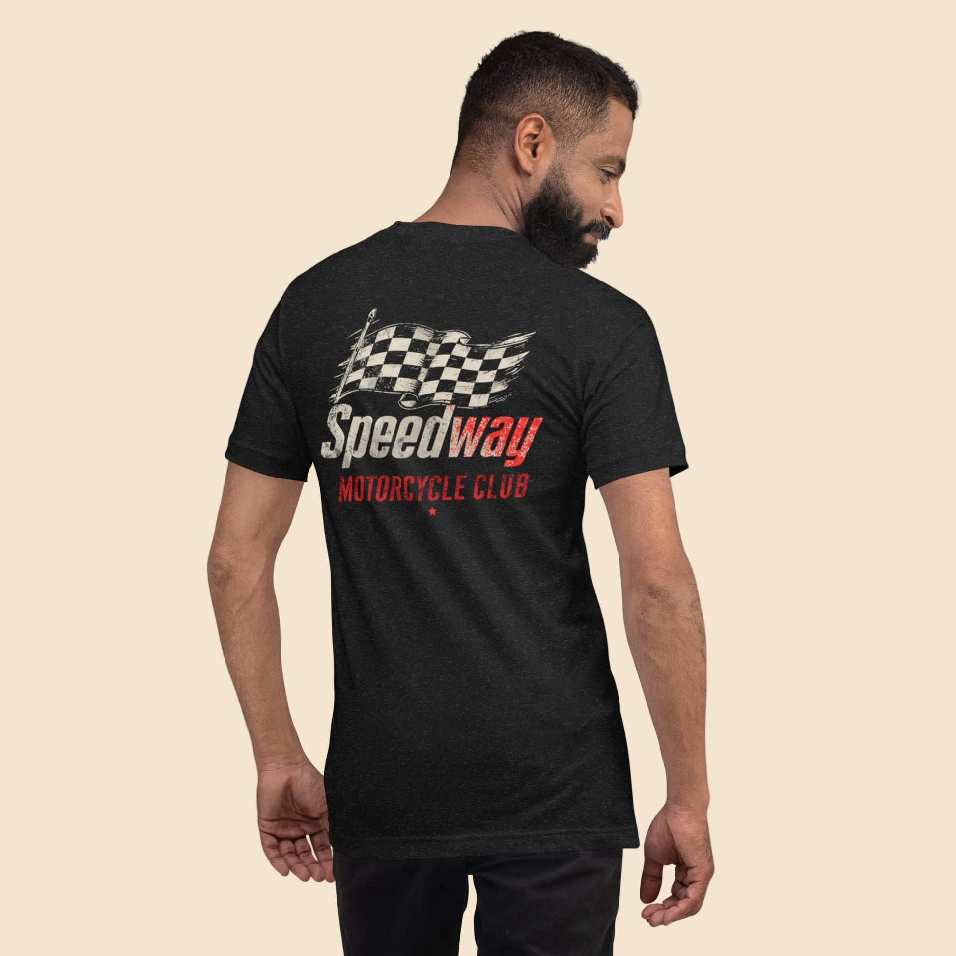 Hombre luciendo una camiseta negra de estilo urbano con estampado racing de los años 70.