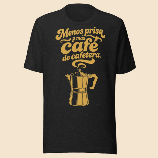 Camiseta de estilo retro con una ilustracion amarilla de una cafetera italiana clasica humeante 