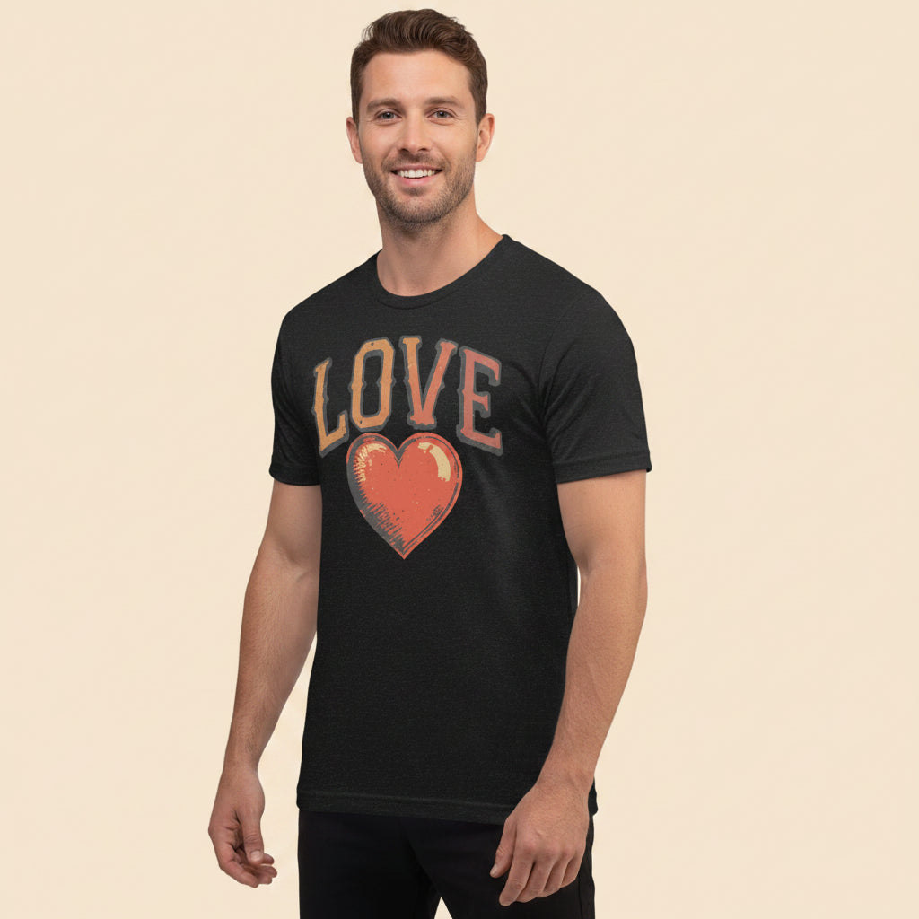 Persona mostrando camiseta negra con estampado Love vintage y diseño gráfico de corazón envejecido.