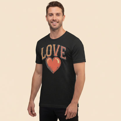 Persona mostrando camiseta negra con estampado Love vintage y diseño gráfico de corazón envejecido.