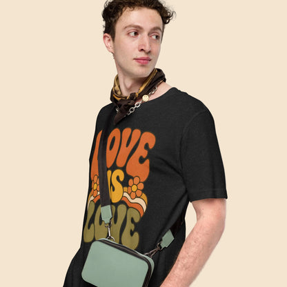 Persona adulta con camiseta negra unisex Love Is Love de estilo retro y floral