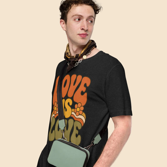 Persona adulta con camiseta negra unisex Love Is Love de estilo retro y floral
