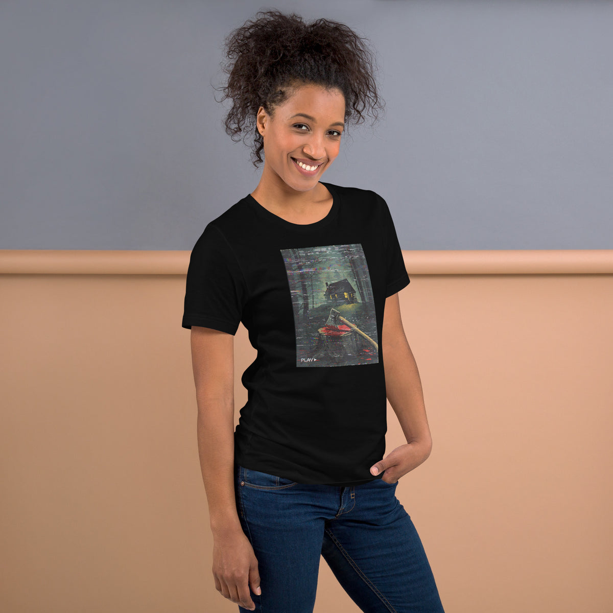 Mujer con camiseta negra vintage de terror inspirada en una película VHS de los años 80