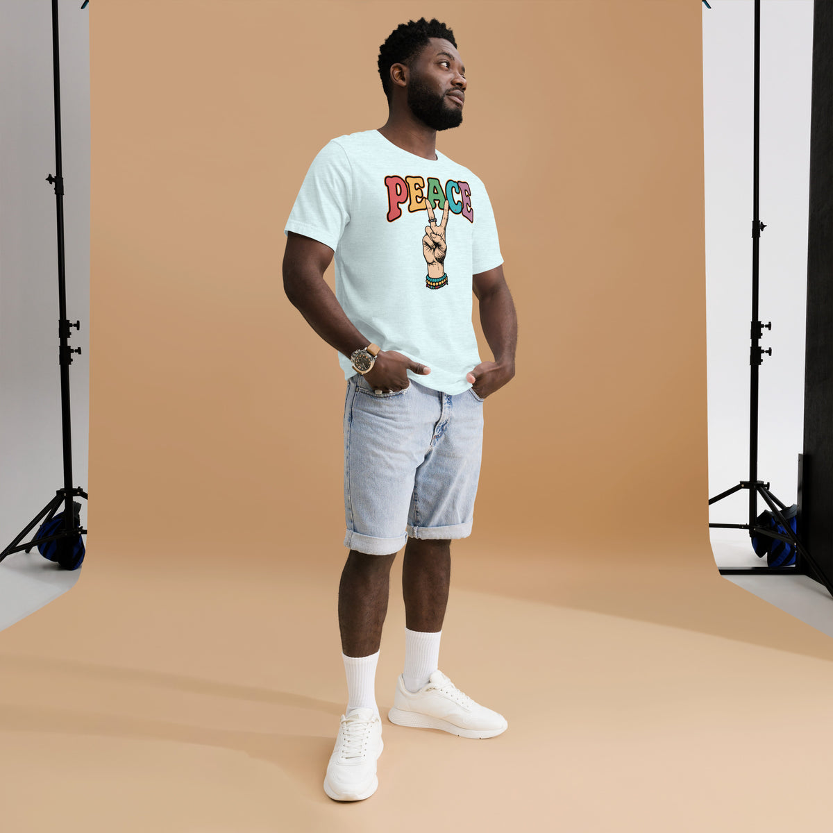Persona vistiendo camiseta blanca con estampado Peace multicolor y diseño hippie vintage
