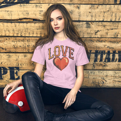 Persona sentada con camiseta rosa de estilo retro Love y diseño de corazón vintage.