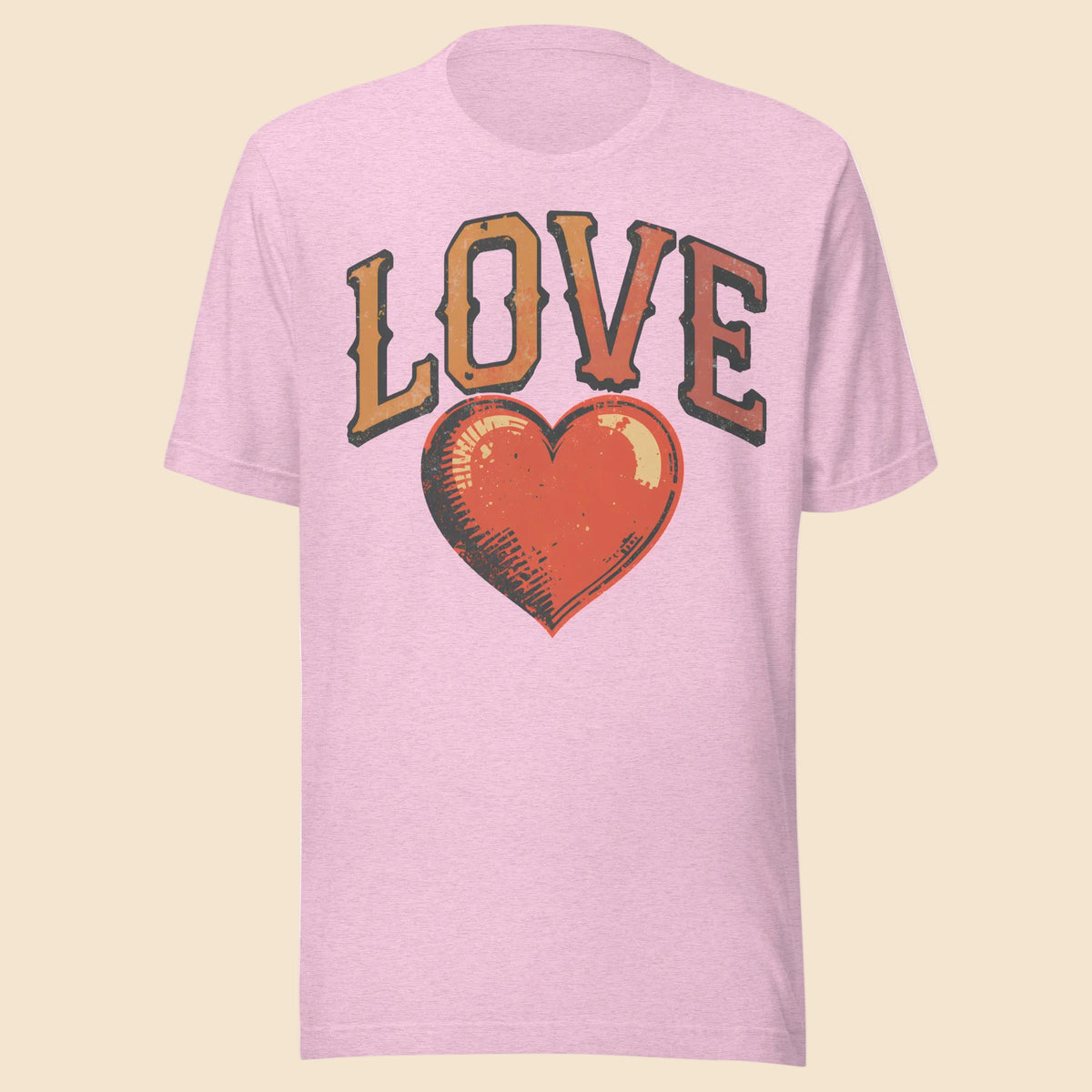 Camiseta rosa unisex con diseño retro Love y corazón desgastado inspirado en la estética vintage.