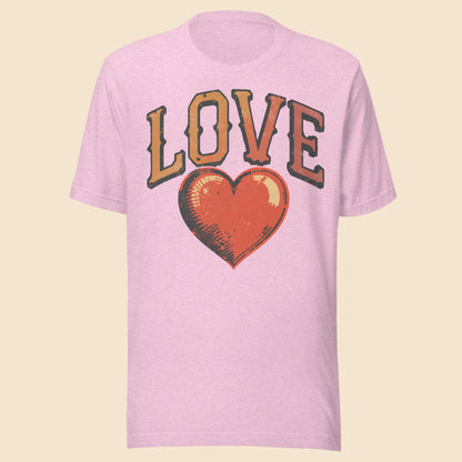 Camiseta rosa unisex con diseño retro Love y corazón desgastado inspirado en la estética vintage.