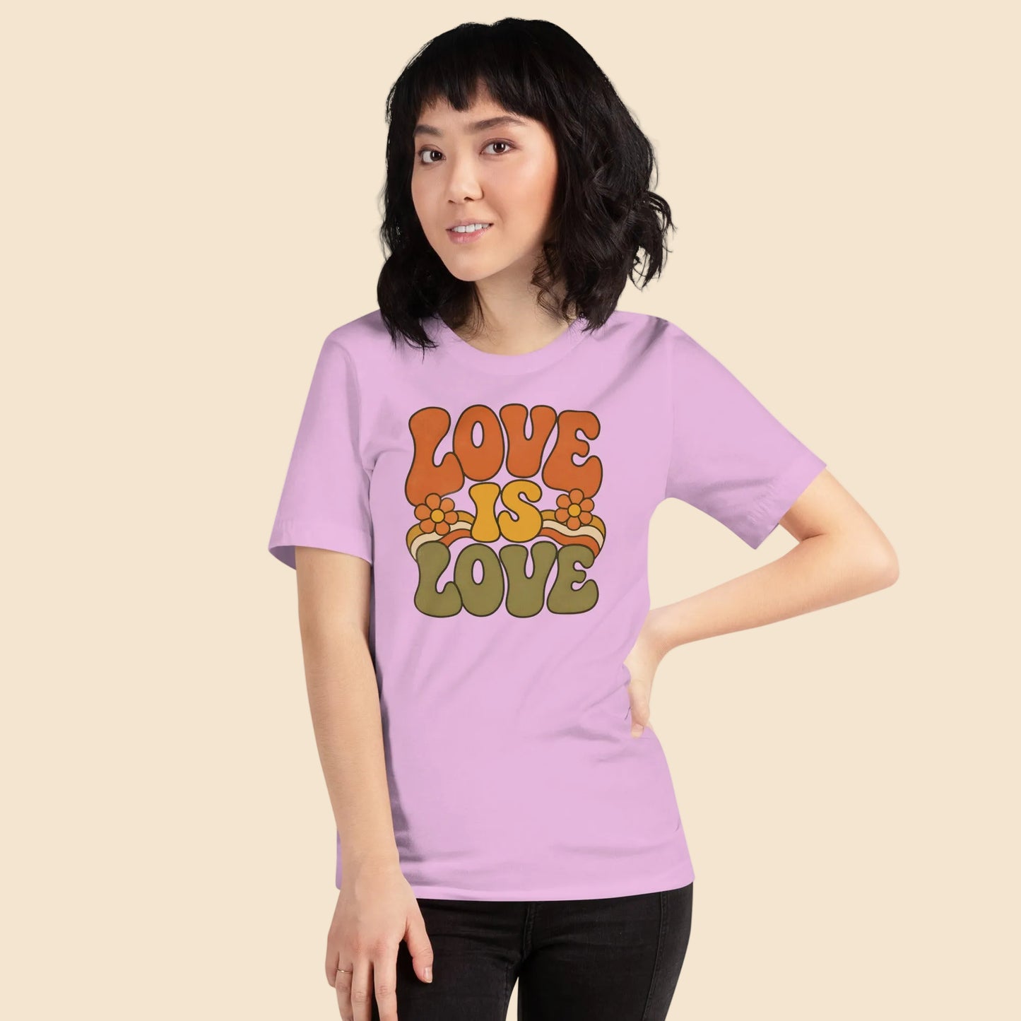 Mujer con camiseta lila unisex Love Is Love con diseño floral retro
