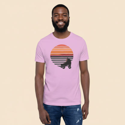 Hombre con camiseta rosa de diseño retro roller y atardecer