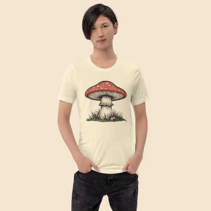 Hombre joven vistiendo una camiseta color crema ligera con diseño retro botanico de hongo.